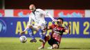 Begitupun dengan penyerang PSIS Semarang, Bruno SIlva yang terus berusaha melewati barisan pertahanan Bali United. (Bola.com/Bagaskara Lazuardi)