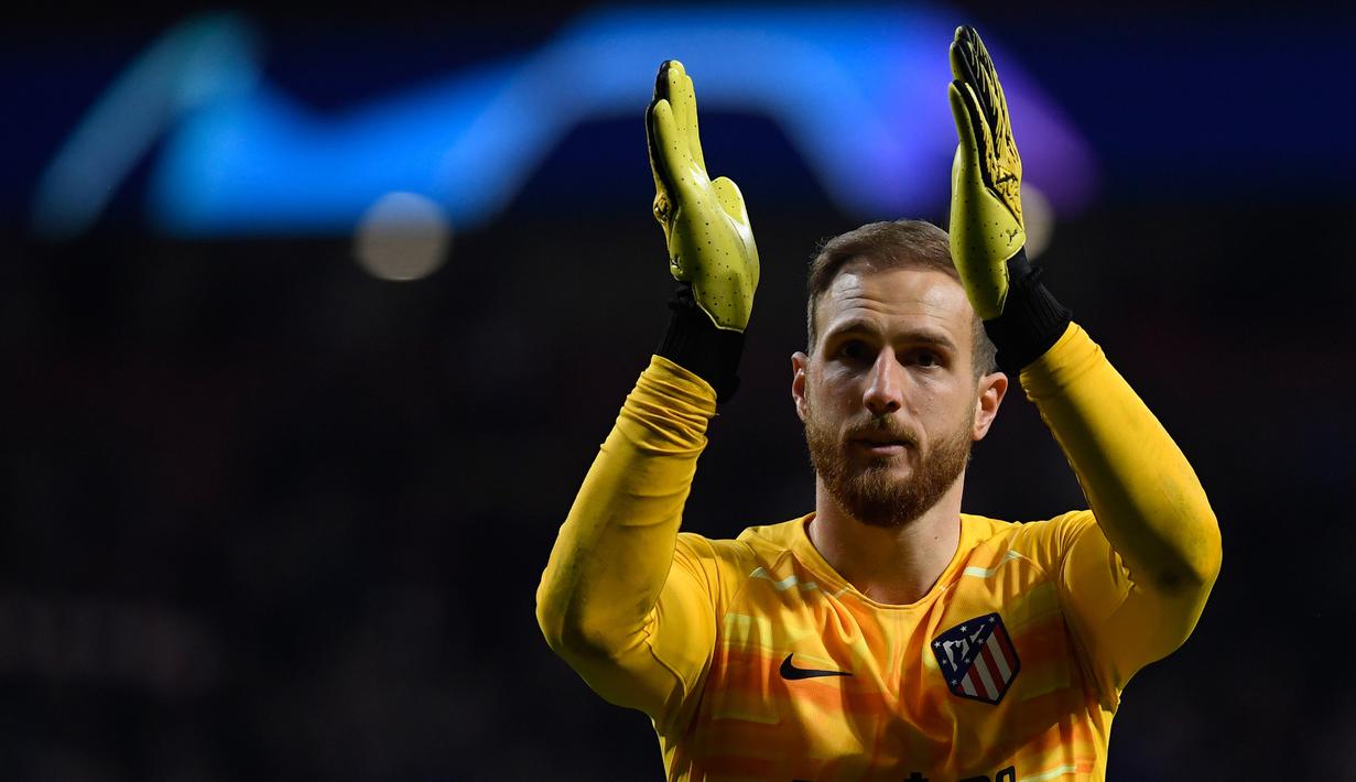 3. Jan Oblak (90 juta euro) - Kiper berusia 27 tahun ini tampil sangat apik dalam menjaga gawang Atletico Madrid. Dari delapan laganya, Jan Oblak enam kali melakukan clean sheets dan baru dua kali kebobolan di Liga Spanyol musim ini. (AFP/Oscar Del Pozo)