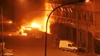 Tampak kendaraan terbakar didepan hotel Splendid, Ouagadougou, Burkina Faso, Jumat (15/1). Peristiwa terjadi setelah adu tembak antara pihak keamanan dan pasukan bersenjata yang diduga kelompok agama radikal. (REUTERS / Reuters TV)