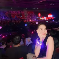 Ayu Ting mengunggah beberapa momen dirinya saat nonton Coldplay. Dia terlihat duduk di tribun atas bersama sang adik, Syifa dan suami serta rekan kerjanya, Hesti Purwadinata