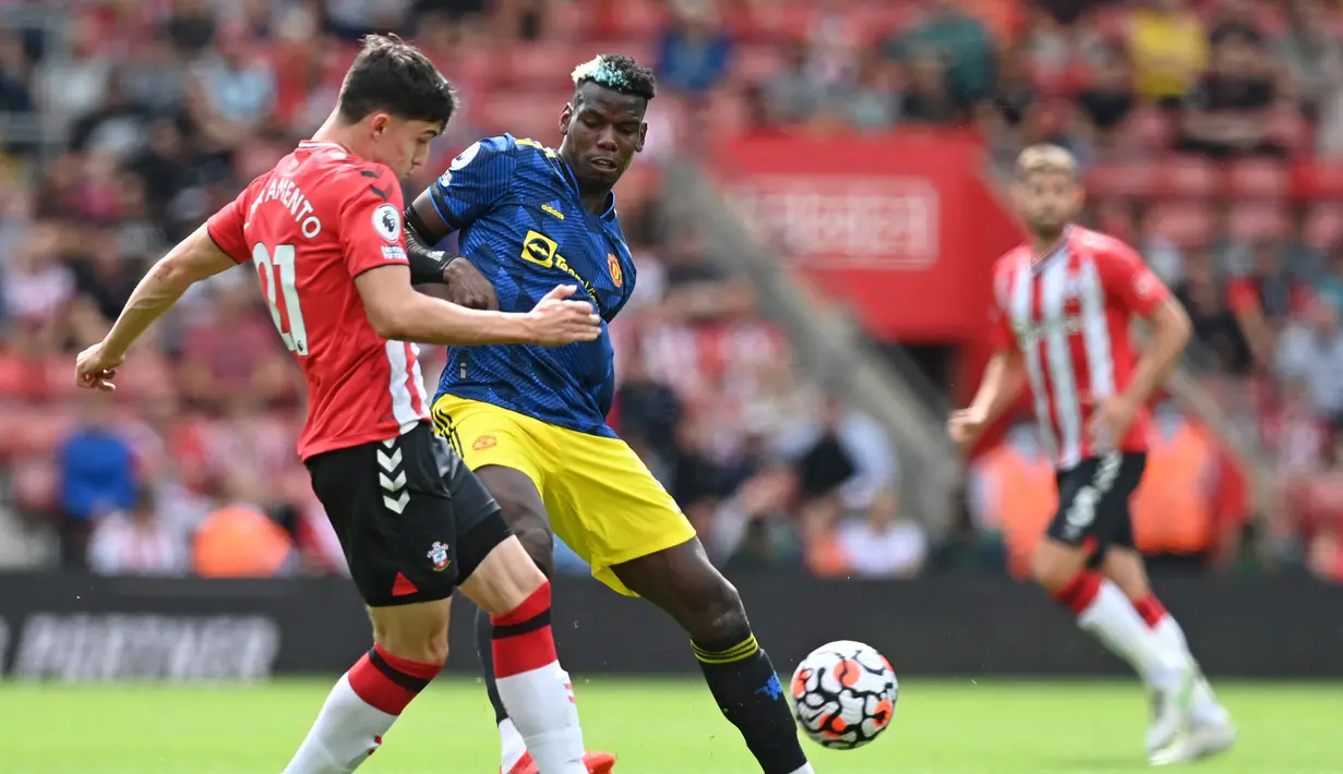Manchester United hampir mencetak gol pada menit ke-7 ketika umpan Bruno Fernandes mampu disambut sundulan Paul Pogba. Sayang, bola masih membentur tiang gawang Southampton yang dikawal Alex McCarthy. (Foto: AFP/Glyn Kirk)