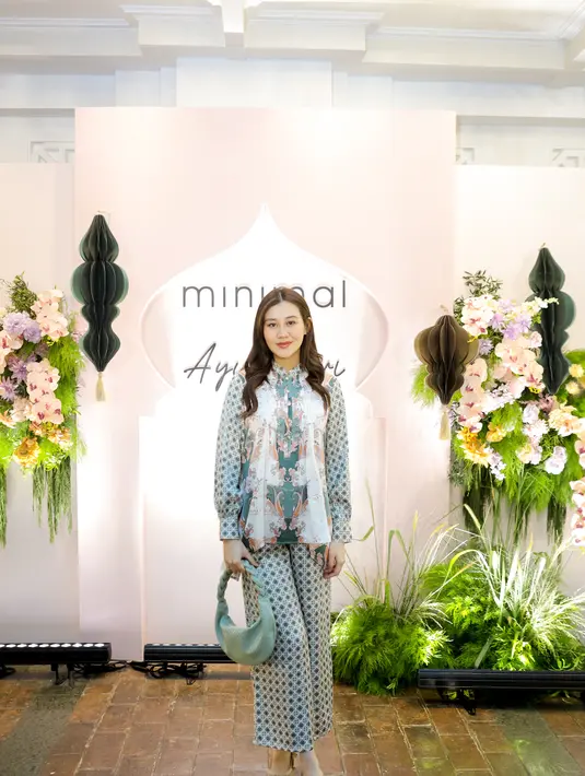 Aaliyah Massaid terlihat begitu unik dalam balutan mewah one set dengan motif pront yang mengangkat kombinasi motif dan warna kontras.   [Foto: Minimal]