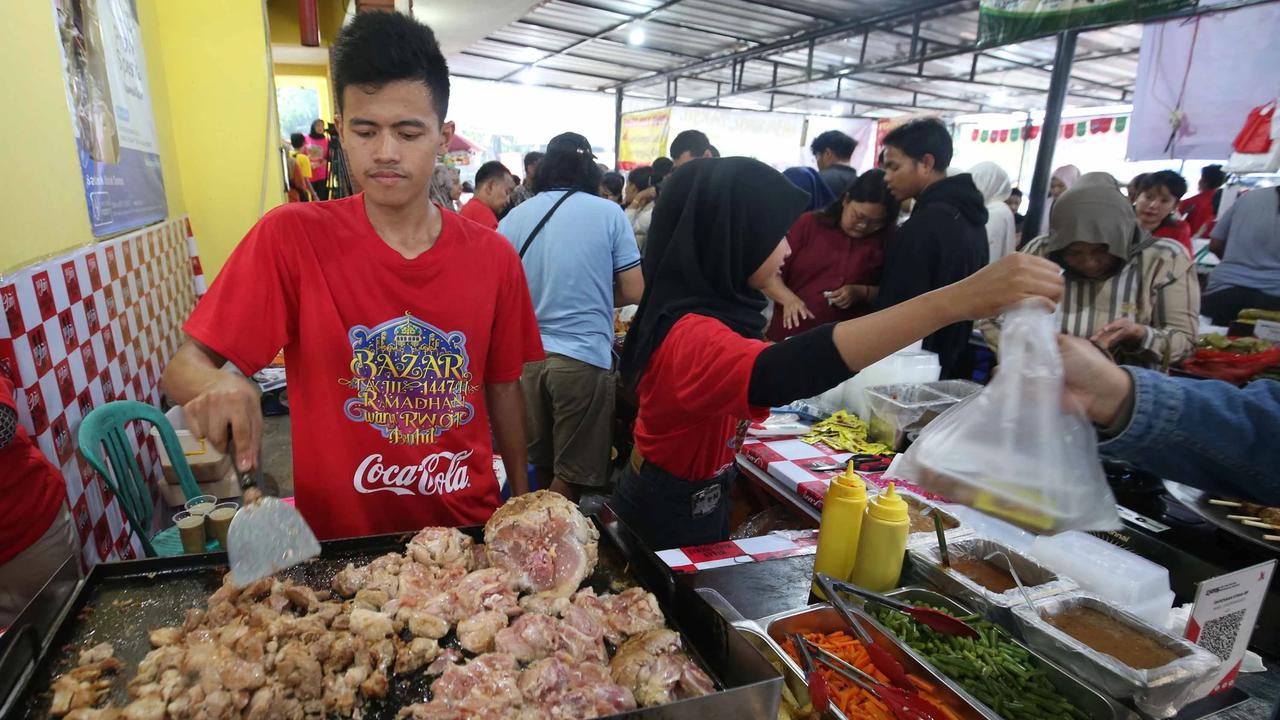 FOTO: Pasar Takjil Benhil Jadi Magnet Warga Berburu Menu Berbuka