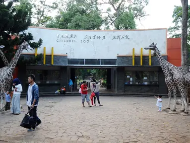 Sejumlah pengunjung berjalan di depan Taman Satwa Anak Kebun Binatang Ragunan, Jakarta, Rabu (9/12/2015). Pemerintah menetapkan libur nasional pada 9 Desember 2015 terkait pelaksanaan Pilkada Serentak. (Liputan6.com/Helmi Fithriansyah)