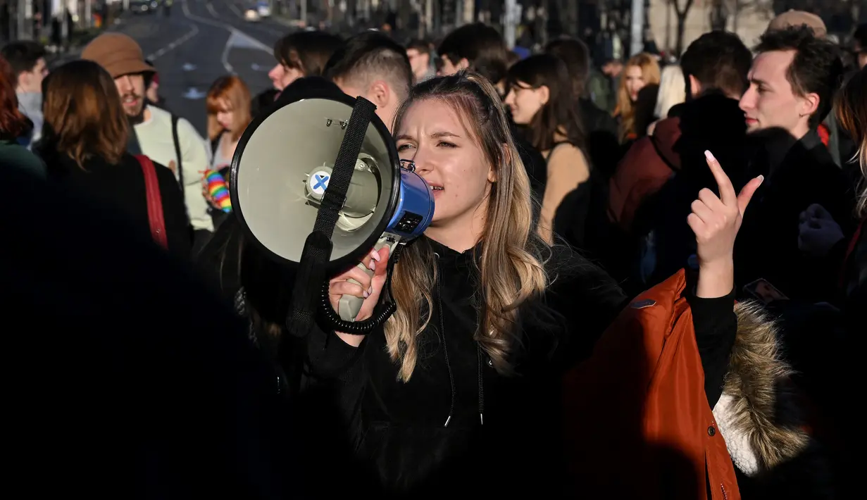 Sejak keluarnya hasil pemilihan, mahasiswa dan anggota kelompok oposisi telah menggelar demo setiap hari di Belgrade, menuntut pembatalan pemilu. (Andrej ISAKOVIC / AFP)