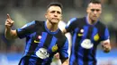 Pemain Inter Milan, Nicolo Barella, mengontrol bola saat melawan Genoa pada laga Liga Italia di Stadion Giuseppe Meazza, Selasa (5/3/2024). (AP Photo/Luca Bruno)
