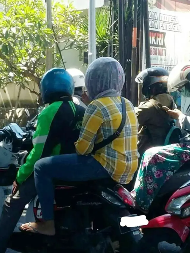 Hanya di Indonesia, 9 Tingkah Konyol Saat Isi Bensin di SPBU Bikin Gagal Paham