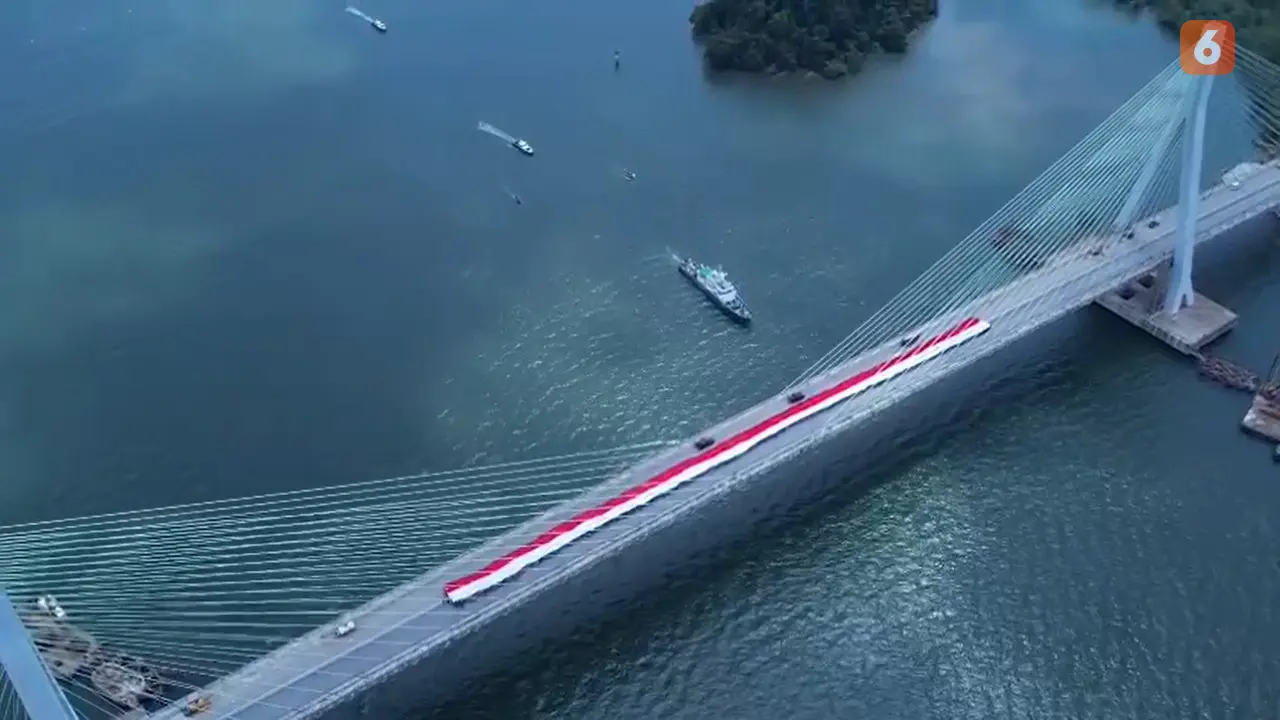 Bendera Raksasa di Pulau Balang