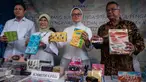 Kepala Badan POM RI  Penny K. Lukito menunjukkan kosmetik dan makanan ilegal sebelum dimusnahkan di Balai Besar POM Jakarta, Selasa (2/5). Pemusnahan secara simbolis dilakukan secara langsung oleh Penny K. Lukito (Liputan6.com/Gempur M Surya)
