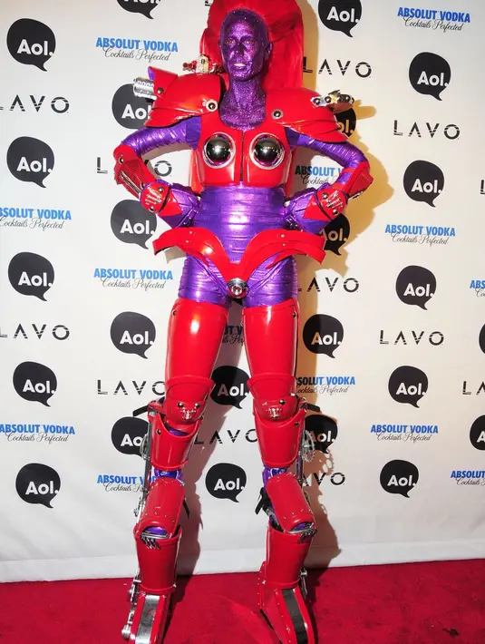 Heidi Klum sebagai robot di Halloween tahun 2010. Ia membalut tubuhnya dengan kostum lateks berwarna ungu dan plastik robot berwarna merah muda. [Foto: The Good House Keeping]