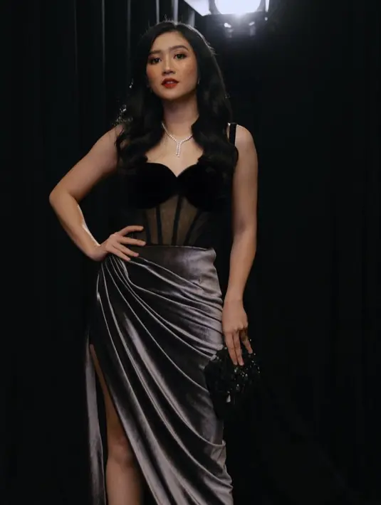 Febby Rastanty tampil memukau dengan bustier dan slit dress. Gaya ini juga bisa jadi OOTD sempurna untuk tampil glamor di malam tahun baru. [Foto: Instagram/ Febby Rastanty]