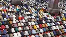 Di Masjid Istiqlal, Jakarta, terlihat ribuan umat Muslim memenuhi saf dan khusyuk menjalankan ibadah salat Jumat. (Liputan6.com/Angga Yuniar)