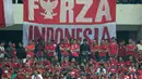 Gaya suporter saat mendukung Timnas Indonesia melawan Vietnam pada laga Semifinal AFF Cup 2016 di Stadion Pakansari, Bogor, (03/12/2016). (Bola.com/Nicklas Hanoatubun)