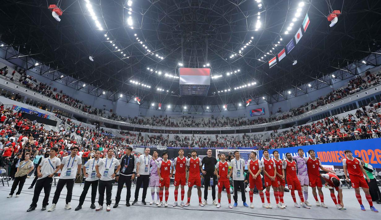 Di final, Timnas futsal Indonesia akan menantang Iran yang sebelumnya mengalahkan Irak dengan skor 4-2. Tampak dalam foto, pemain Timnas Futsal Indonesia memberikan penghormatan kepada suporter usai memenangi laga melawan Jepang pada semifinal Piala Asia Futsal 2026 di Indonesia Arena, Gelora Bung Karno, Senayan, Jakarta, Kamis (4/2/2026). (Bola.com/Bagaskara Lazuardi)