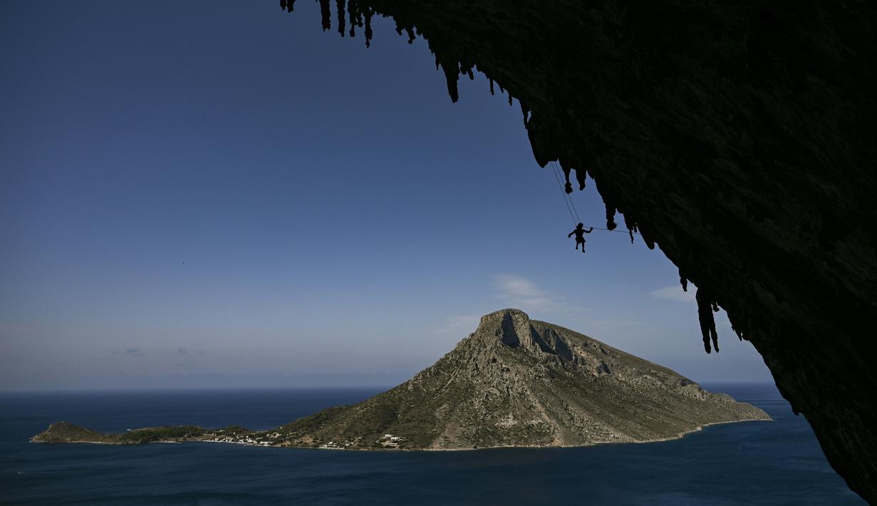 Seorang pendaki berpartisipasi dalam Festival Mendaki tahunan 2019 di pulau Kalymnos (4/10/2019). Festival ini telah menarik sekitar 400 pendaki olahraga dari seluruh dunia. (AFP Photo/Aris Messinis)