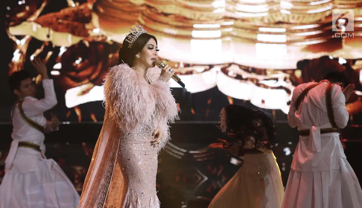 Penampilan Syahrini saat tampil membawakan singel terbarunya dengan judul "ada wanita lain" pada malam puncak HUT ke-27 SCTV di Hall D, Jiexpo Kemayoran, Jakarta, Kamis (24/8). (Liputan6.com/Herman Zakharia)