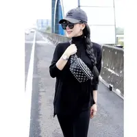 Syahrini saat potret di bahu jalan tol di Surabaya  [Instagram/@princessyahrini)