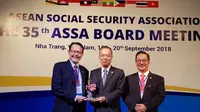 Dirut BPJS Kesehatan Fachmi Idris menerima enghargaan dari Asosiasi Jaminan Sosial ASEAN/ASEAN Social Security Association (ASSA) (Foto: Humas BPJS Kes)