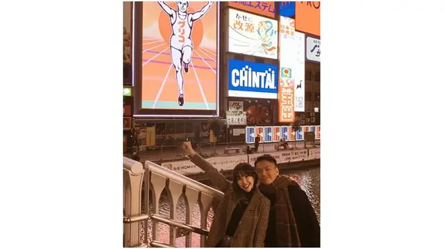 Selama di Jepang keduanya pun sering memakai outfit serasi.