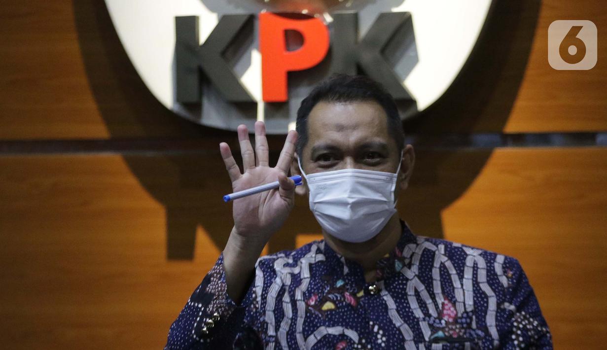 Wakil Ketua KPK, Nurul Ghufron sesaat jelang rilis penahanan Bupati Bandung Barat Aa Umbara Sutisna dan anaknya Andri Wibawa di Gedung KPK, Jakarta, Jumat (9/4/2021). KPK menahan keduanya terkait dugaan korupsi pengadaan barang tanggap darurat pandemi COVID-19. (Liputan6.com/Helmi Fithriansyah)