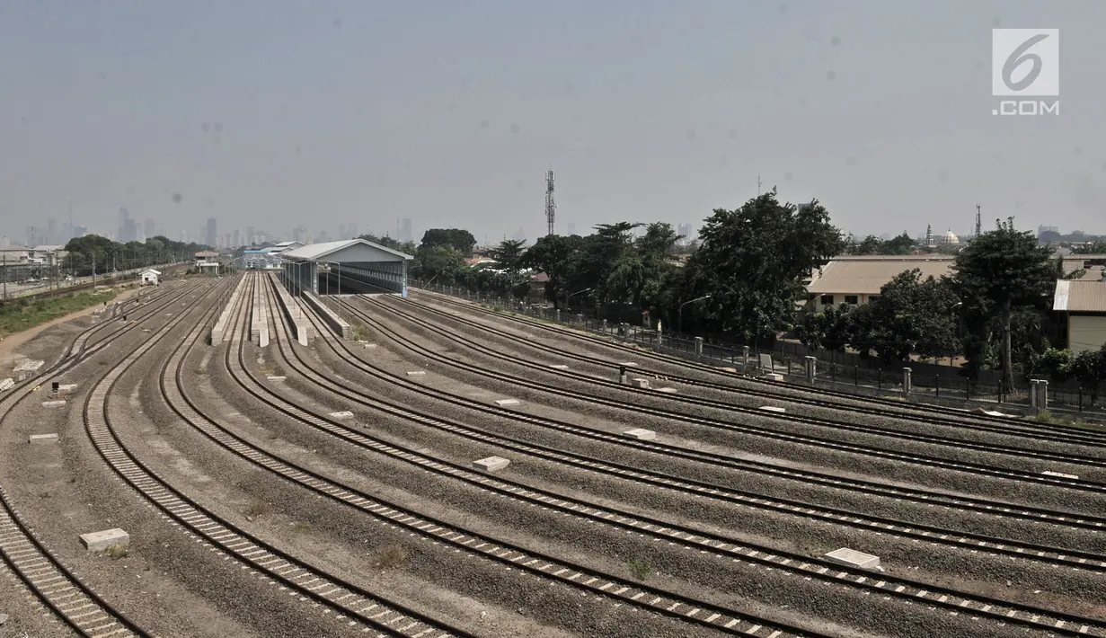Suasana area pembangunan Depo kereta Cipinang, di Jakarta, Kamis (10/5). Depo yang nantinya sebagai tempat perawatan dan pemeriksaan kereta tersebut sudah mencapai titik rampung. (Merdeka.com/Iqbal S. Nugroho)