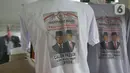 Konsumen membeli kaos bergambar tokoh favorit yang yang didukungnya. (Liputan6.com/Faizal Fanani)