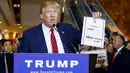 Calon presiden AS, Donald Trump saat memperlihatkan surat perjanjian yang sudah ditandatangani di Trump Tower, Manhattan , New York, Kamis (3/9/2015).  Setya Novanto menjadi tamu spesial yang di undang oleh Donald Trump. (REUTERS/Lucas Jackson)