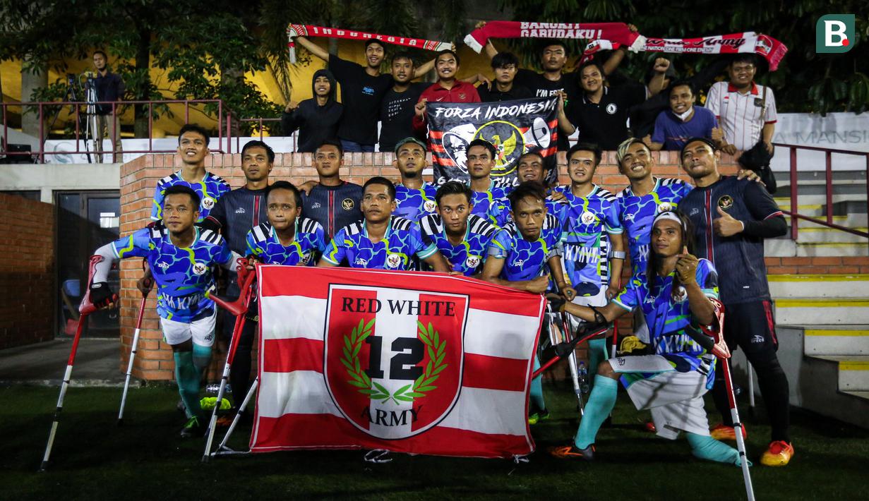 Pemain Timnas Sepak Bola Amputasi Indonesia berfoto bersama para suporter yang datang pada laga uji coba untuk persiapan Piala Dunia Amputasi 2022 melawan Persaj Jakarta di Serenia Hills Mini Soccer, Jakarta Selatan, Senin (08/08/2022). Garuda INAF menang dengan skor 13-0. (Bola.com/Bagaskara Lazuardi)
