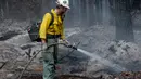 <p>Seorang petugas pemadam kebakaran bekerja untuk menahan api Cedar Creek di sebelah timur Oakridge, Oregon, Senin (12/9/2022). Selain itu, hampir 6.500 warga lainnya diperintahkan untuk &ldquo;disiapkan&rdquo; mengungsi. (Photo by Dan Morrison/AFP)</p>