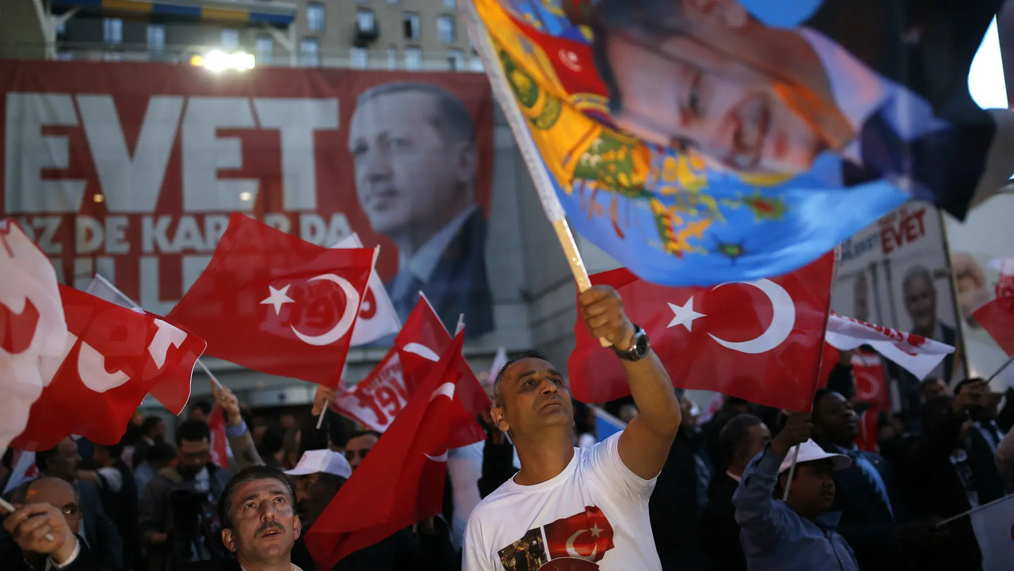 Pendukung Partai Keadilan dan Pembangunan atau AKP yang didirikan Erdogan saat merayakan referendum Turki. (AP Photo/Emrah Gurel))