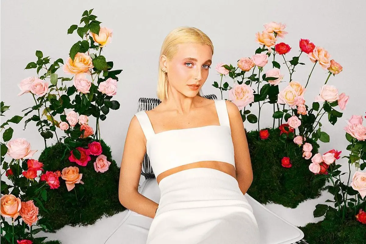 Gaya Smart Look Emma Chamberlain yang Jadi Wajah Baru Lancome