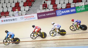 Atlet Crismonita Dwi Putri (dua kiri) saat turun nomor keirin putri di Jakarta International Velodrome, Rawamangun, Selasa (28/8). Crismonita mencatatkan waktu terbaik keempat. (Merdeka.com/Arie Basuki)