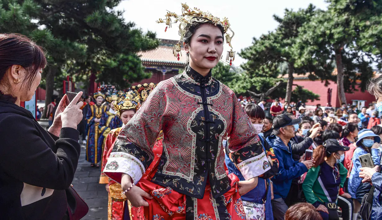Seorang model bersiap untuk menampilkan cheongsam, juga dikenal sebagai qipao, selama Festival Budaya Cheongsam Shenyang di Istana Kekaisaran Shenyang di Shenyang, provinsi Liaoning, Chiina, Rabu (23/9/2020). (Photo by STR / AFP)