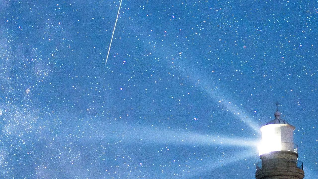 Seperti gambar ini, terlihat sebuah meteor melesat di langit malam selama hujan meteor Perseid tahunan di pulau Lastovo, Kroasia pada 12 Agustus 2023.
REUTERS/Antonio Bronic