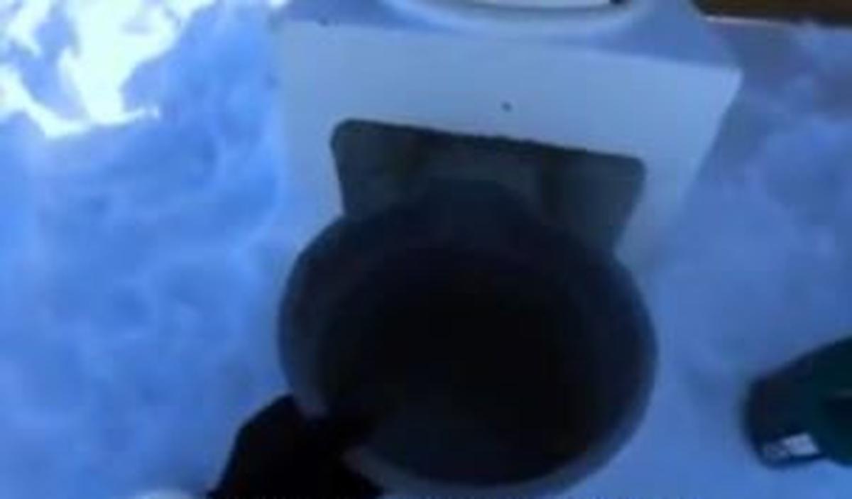 Akan tetapi, pengguna juga tetap harus membuang air seninya ke pee holes usai menggunakan toilet. <br>