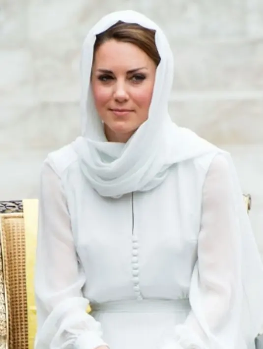  Kate Middleton terlihat memakai kerudung berwarna putih ketika dia berkunjung di malaysia. Kate sangat luar biasa dan cantik ketika mengenakan hijab berwarna putih. Ia berkunjung ke sebuah masjid di Malaysia. (dailymail/Bintang.com)