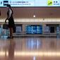 Petugas berdiri di ruang kedatangan yang kosong di bandara internasional Haneda Tokyo, Selasa (30/11/2021). Jepang melarang semua warga asing memasuki negaranya mulai Selasa (30/11) hingga sebulan ke depan untuk mengantisipasi penyebaran varian Covid-19 Omicron.  (Philip FONG/AFP)