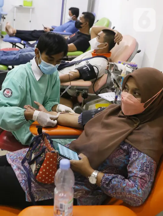 Petugas melayani pendonor darah di PMI Kota Tangerang, Sabtu (12/3/2022). Stok darah di PMI kota Tangerang menjelang bulan puasa atau Ramadhan masih aman dalam beberapa hari ke depan. (Liputan6.com/Angga Yuniar)