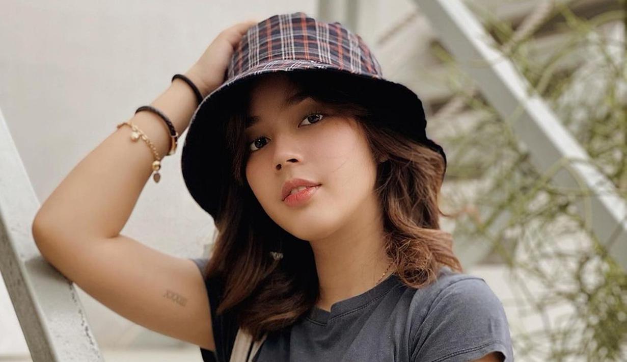 Wanita asal Surabaya ini memang dikenal selalu tampil modis di berbagai momen. Gayanya yang kekinian, membuat Fay Nabila selalu berhasil curi perhatian. Seleb jebolan IMB ini juga tampak makin menawan saat memakai topi.(Liputan6.com/IG/@faynabilalxndr)