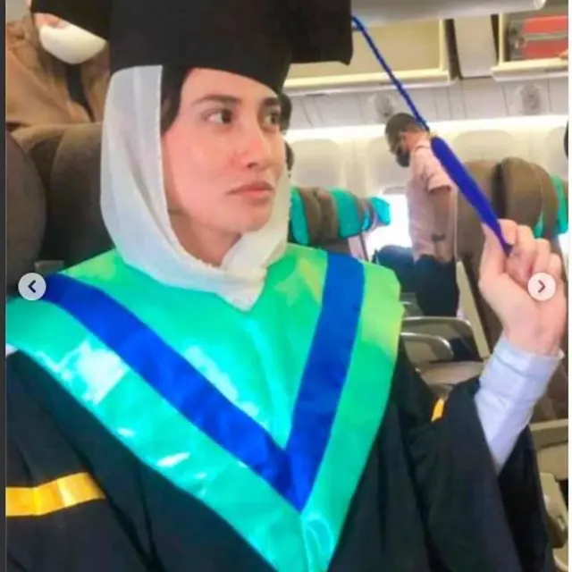 Pramugari Wisuda di Pesawat Tanpa Kehadiran Orangtua dan Suami