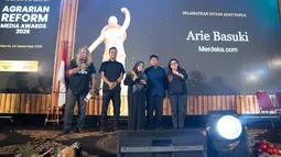 Fotografer senior Oscar Motuloh dan Ketua PFI Pusat Dwi Pambudo mendampingi istri Arie Basuki saat menerima penghargaan untuk Arie Basuki di GOR IPSI, TMII, Jakarta, Kamis (24/9/2026). (KLY/Budy Santoso)