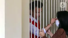 Terdakwa kasus pelanggaran UU ITE Adam Deni (kiri) berada dalam ruang tahanan Pengadilan Negeri Jakarta Utara, Selasa (7/6/2022). Adam Deni menjalani sidang lanjutan atas dugaan pelanggaran UU ITE yang beragendakan pembacaan nota pembelaan atau pledoi atas tuntutan 8 tahun penjara dari Jaksa Penuntut Umum (JPU). (Liputan6.com/Herman Zakharia)