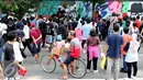Warga memperhatikan para seniman grafiti saat berkarya di kawasan Thamrin, Jakarta, Minggu (6/11). Gelaran ini memberikan perspektif baru terhadap seni urban sekaligus memperkenalkan para seniman Grafitti di Indonesia. (Liputan6.com/Gempur M. Surya)