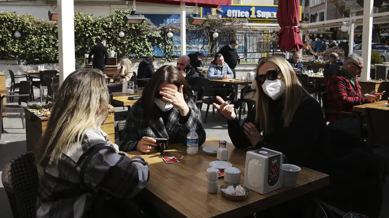 Warga Turki Kembali Bisa Menikmati Makan di Restoran