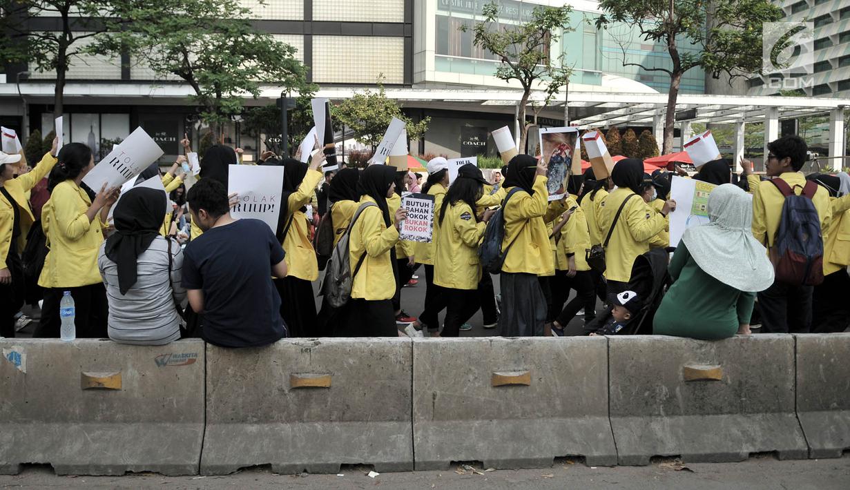 Suasana saat mahasiswa Universitas Indonesia (UI) menggelar kampanye Bahaya Merokok di car free day (CFD), Jakarta, Minggu (6/5). Dalam aksi tersebut para mahasiswa juga menyerukan tentang bahaya merokok. (Merdeka.com/Iqbal Nugroho)