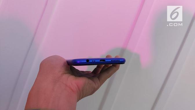 Tampak sisi bawah Realme C2. (Liputan6.com/ Agustin S. Wardani)