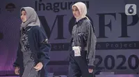Model membawakan koleksi busana pada gelaran Muslim Modest Fashion Project (MOFP) di Jakarta, Sabtu (21/11/2020). MOFP merupakan kompetisi yang diikuti desainer binaan Direktorat Jenderal Industri Kecil, Menengah dan Aneka Kementerian Perindustrian. (Liputan6.com/Pool/Agus)