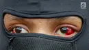 Mata salah seorang tersangka saat polisi rilis kasus begal di Mapolres Metro Jakarta Selatan, Selasa (17/7). Polisi meringkus lima pembegal yang beraksi sebanyak tujuh kali di Depok serta tiga kali di Jakarta Selatan. (Liputan6.com/Immanuel Antonius)