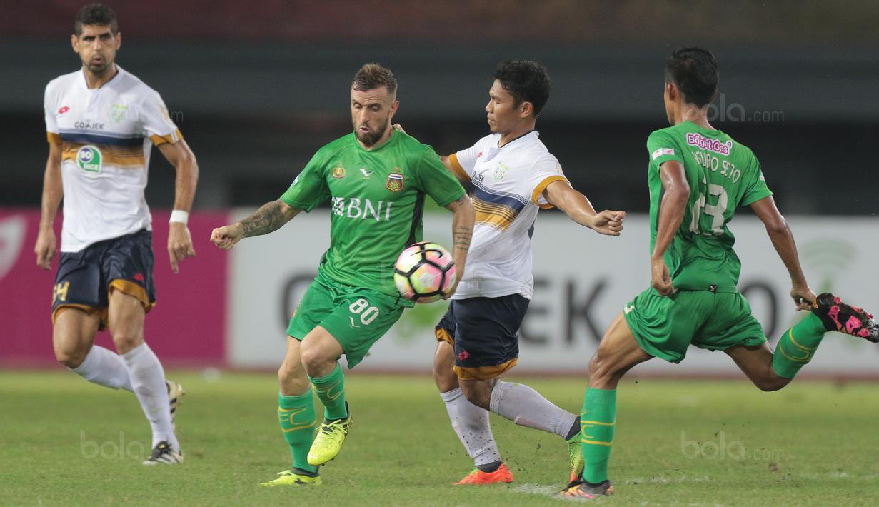 Pemain Bhayangkara FC, Paulo Sergio (2kiiri) berebut bola dengan pemain Persela Lamongan, Eka Ramdani (2kanan) pada lanjutan Liga 1 2017 di Stadion Patriot, Bekasi, (27/10/2017). Bhayangkara menang 3-1. (Bola.com/Nicklas Hanoatubun)
