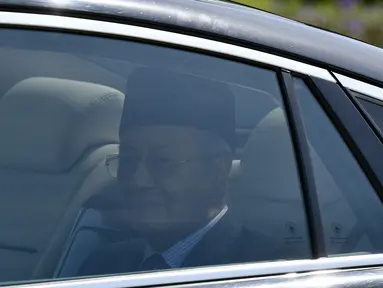 Perdana Menteri interim Malaysia Mahathir Mohamad tiba di Istana Negara di Kuala Lumpur, Malaysia, pada 27 Februari 2020. Belum ada informasi resmi soal tujuan kunjungan itu, namun diduga keduanya membahas jabatan PM Malayasia berikutnya. (Xinhua/Zhu Wei)